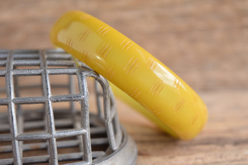 Green Mod Carved Lines Bakelite Bangle