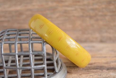 Green Mod Carved Lines Bakelite Bangle