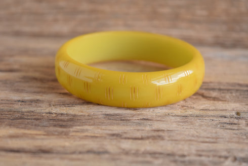 Green Mod Carved Lines Bakelite Bangle