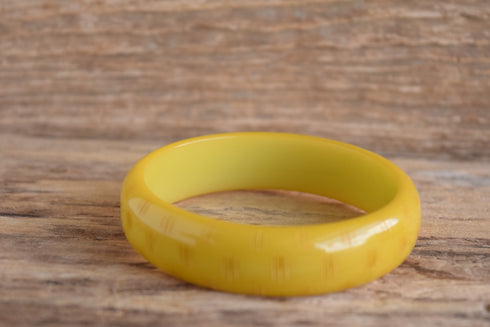 Green Mod Carved Lines Bakelite Bangle