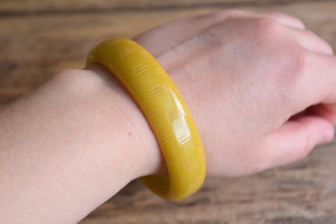 Green Mod Carved Lines Bakelite Bangle