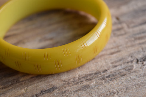 Green Mod Carved Lines Bakelite Bangle