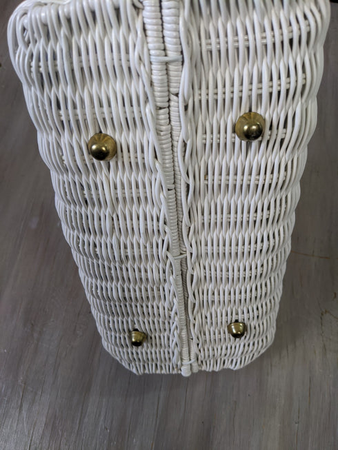 White Woven Basket Purse by Magid