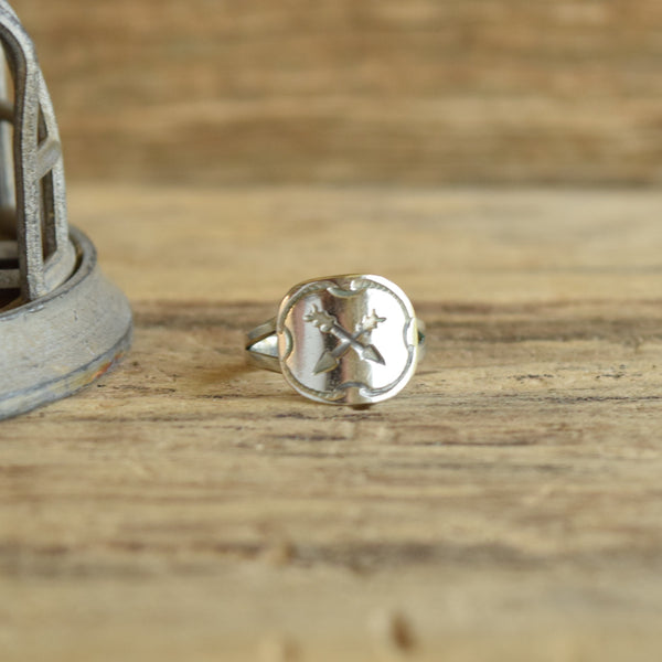 Size 7 vintage Sterling Silver Ring Crossed Arrow Design