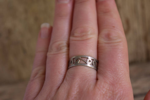 Swirl Band Ring - Size 8 1/4