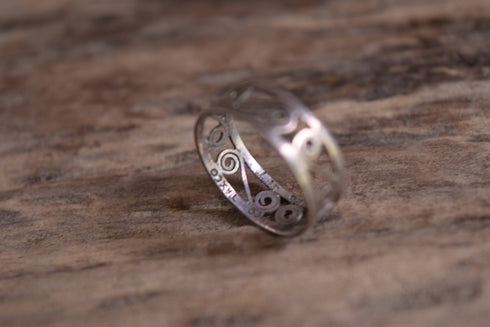 Swirl Band Ring - Size 8 1/4