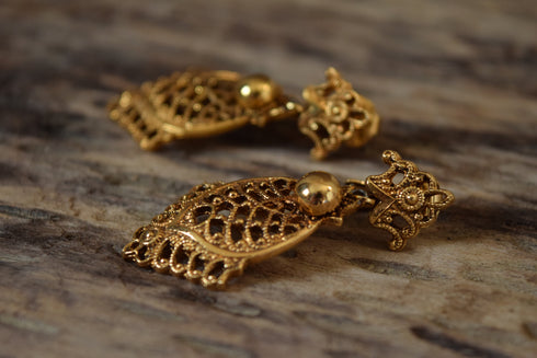 Ornate Gold Toned Dangle Clip On Earrings - 1970's Celebrity Jewels