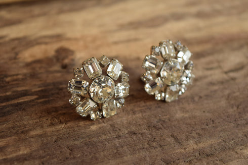 White Rhinestone Earrings - Weiss Clip On
