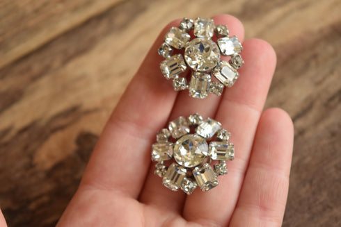 White Rhinestone Earrings - Weiss Clip On
