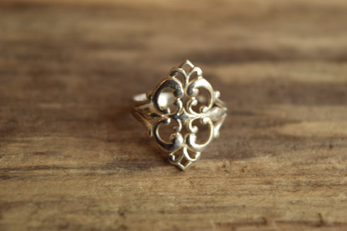 Elegant Sterling Silver Ring Size 8 1/4