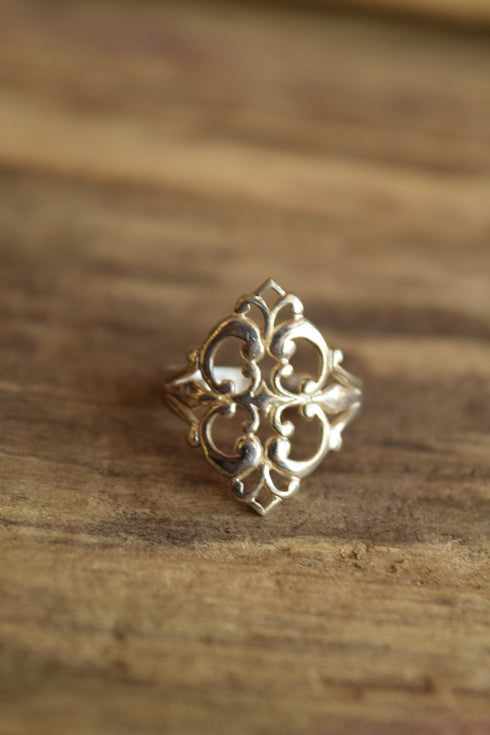 Elegant Sterling Silver Ring Size 8 1/4