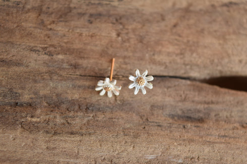 Small White Daisy Earrings Gold Toned