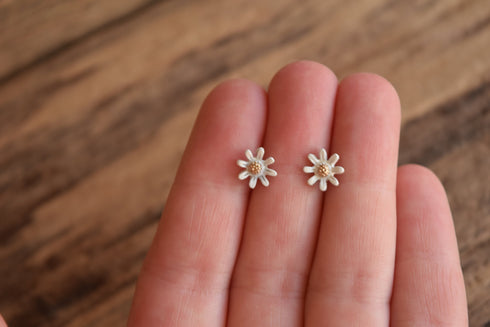 Small White Daisy Earrings Gold Toned